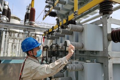500千伏车坊变进行电容器修试工作