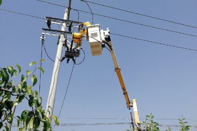 紧急带电抢修10千伏线路电杆设备线夹