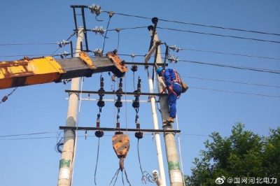 改造10千伏县里 保障居民夏季用电