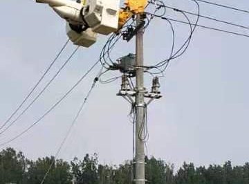 进行带电拆除高压线。