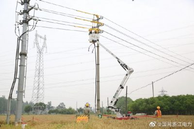 利用10千伏履带式绝缘斗臂车带电拆除电缆头引线