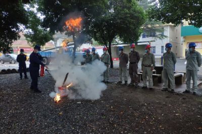 消防中队官兵现场给供电公司传授消防安全知识