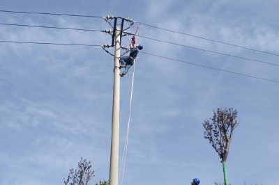 更换老旧丝具  引线及避雷器