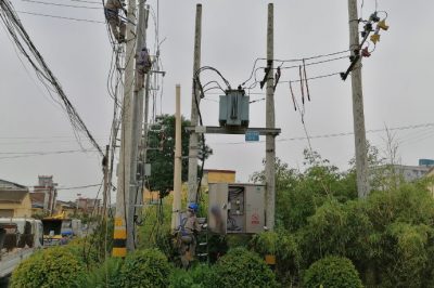 冒雨对老旧线路进行升级改造