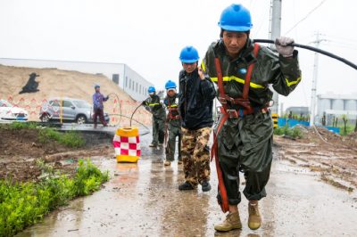 冒雨抢修遭雷击的10千伏线路