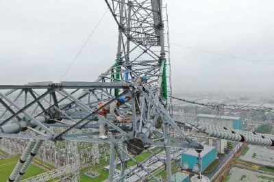 抓住不下雨空隙完成1000千伏线路接地挂接