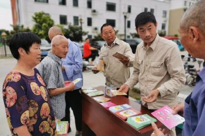 电力员工“摆摊”话安全