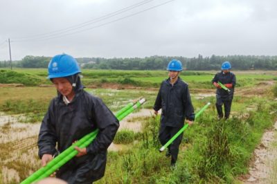 冒雨抢修 奋战至凌晨两点