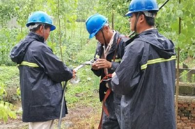 冒雨紧急抢修 力保排灌站正常排水