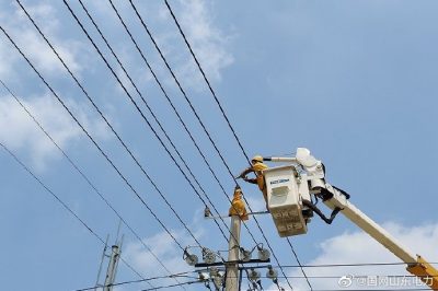 坚持带电检修 保障高效供电