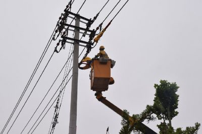 完成带负荷直线杆改耐张杆并加装柱上开关的作业任务