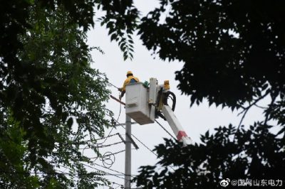 对10千伏曲庄线进行带电断接引流线工作