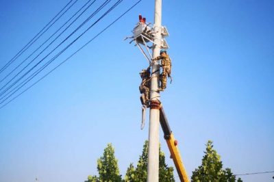 为10千伏线路的电杆安装真空断路器