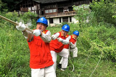 重庆电力公司全力抢修强暴雨受损供电设施