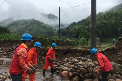 积极应对暴雨突袭 全力抢修确保供电