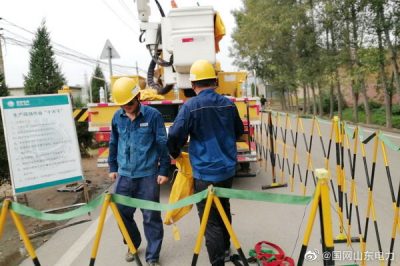 在10千伏孝营线3号杆带负荷安装跌落式熔断器