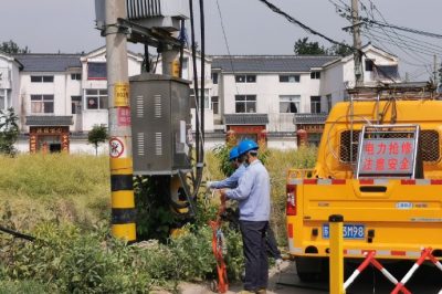 供电所运维人员对盐闸小区12、14变压器进行负荷切改