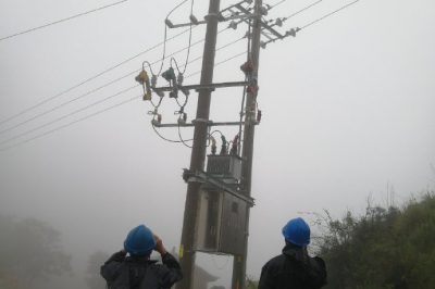 雨中抢修保供电  快速复电客户赞