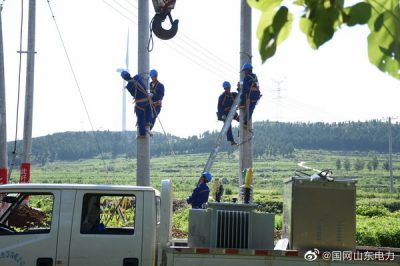 冒高温安装变压器 服务新农村建设