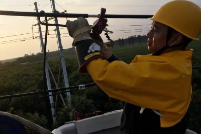 在10千伏钢厂线050路99号杆带电接分支引线