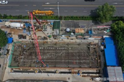 开展南京钟山变电站增容改造工程110千伏综合楼±0.00m层混凝土浇筑工作