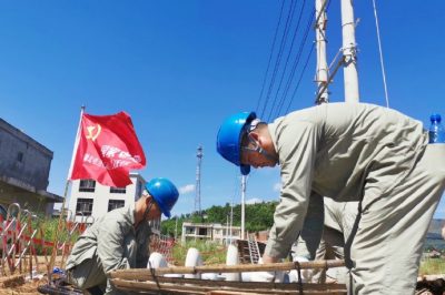 对洪港镇燕厦乡湖山村进行立杆、放线工作