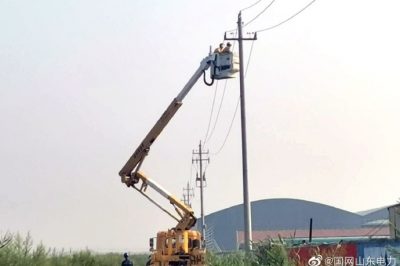 带电加装避雷器 保障供电更稳定