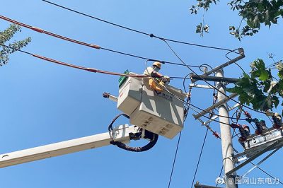 带电接火 服务村民灌溉用电