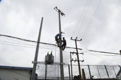 在10千伏沁水线主干线冒雨安装某看守所新上变压器台架