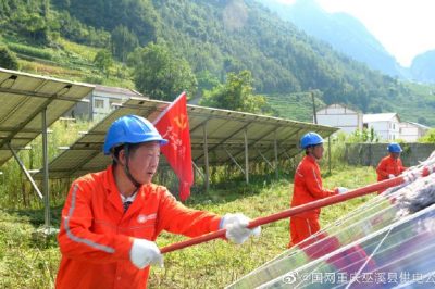 重庆巫溪供电公司为客户清洁光伏发电板