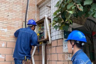 国网略阳县供电公司工作人员现场更换烧毁空开