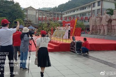 国网通道县供电公司员工认真检查会场用电设备