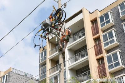 配电运检中心检修人员为江苏唐锦纺织安装柱上开关