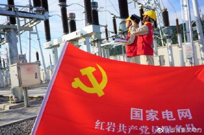 国网重庆丰都供电公司电力工人全力以赴迎峰度夏