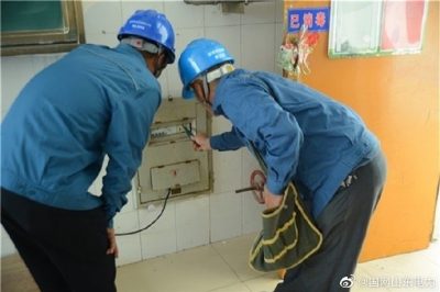 开学在即对学校重点检查变压器、配电室、插座等是否存在故障