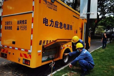 现场检查供电设备，为供电电源接入应急发电车