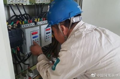 电工排故障为禾苗作物“解渴”