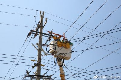 在10千伏洪街线虎山支线15号杆带电T接快餐店配变