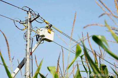 在10千伏化工线68号杆处开展带电接火作业