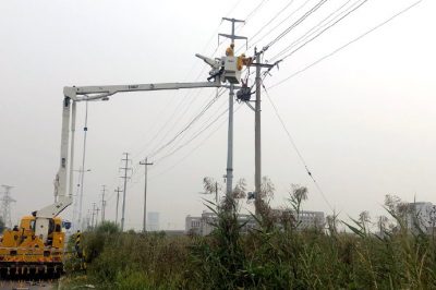 对10千伏周家线进行分段断路器安装