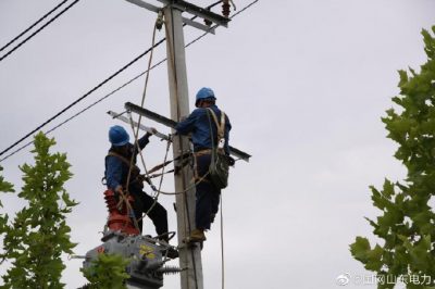 10千伏合埠线67号杆处为辖区线路安装智能化用户分界开关