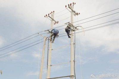 国网莒县供电公司施工人员在洛河镇安岭村安装该村2号台区
