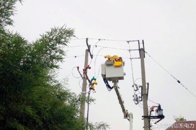 在顺河南线污水处理厂分支35号杆处开展带电业扩接火