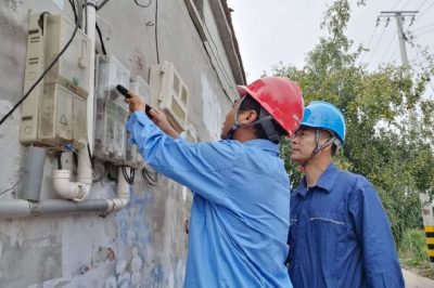 国网平乡县供电公司员工进村入户开展秋季安全用电检查
