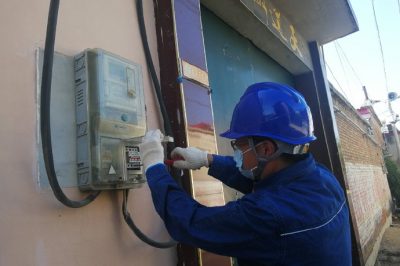 国网任丘市供电公司员工在出岸镇对居民电表进行巡视检查
