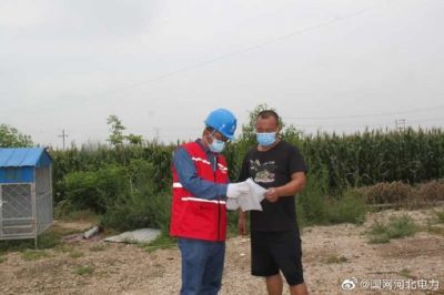 来到辛集镇辛集村宣传用电安全知识