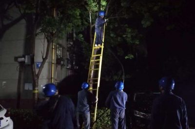 因地埋电缆突发故障连夜冒雨抢修