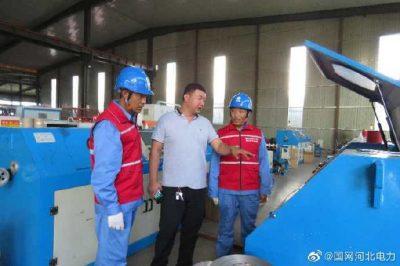 国网饶阳县供电公司组织工作人员走进企业开展安全用电宣传活动