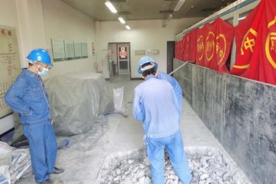 变电施工班作业人员进行木塔寨综自改造工程