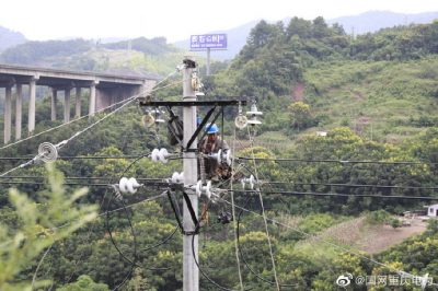 国网重庆綦南供电公司优化配电网，助力小康路